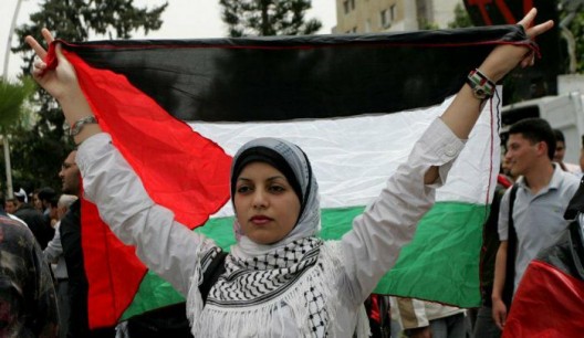 donna palestinese con bandiera