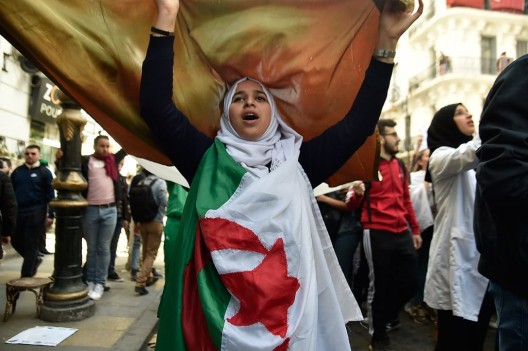 gioventù algerina in piazza