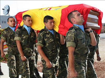 la bara dei militari spagnoli morti in Libano