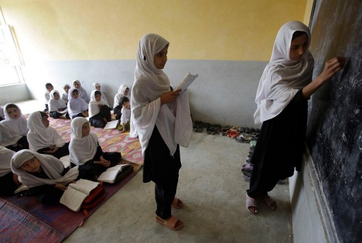 giovani donne afghane a scuola