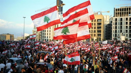 bandiere nazionali libano in piazza