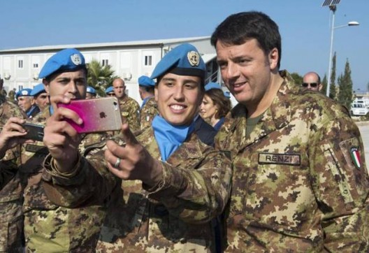 selfie renzi soldatessa